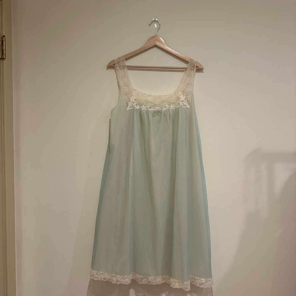 Vintage Elegant Lace Trim Nightgown